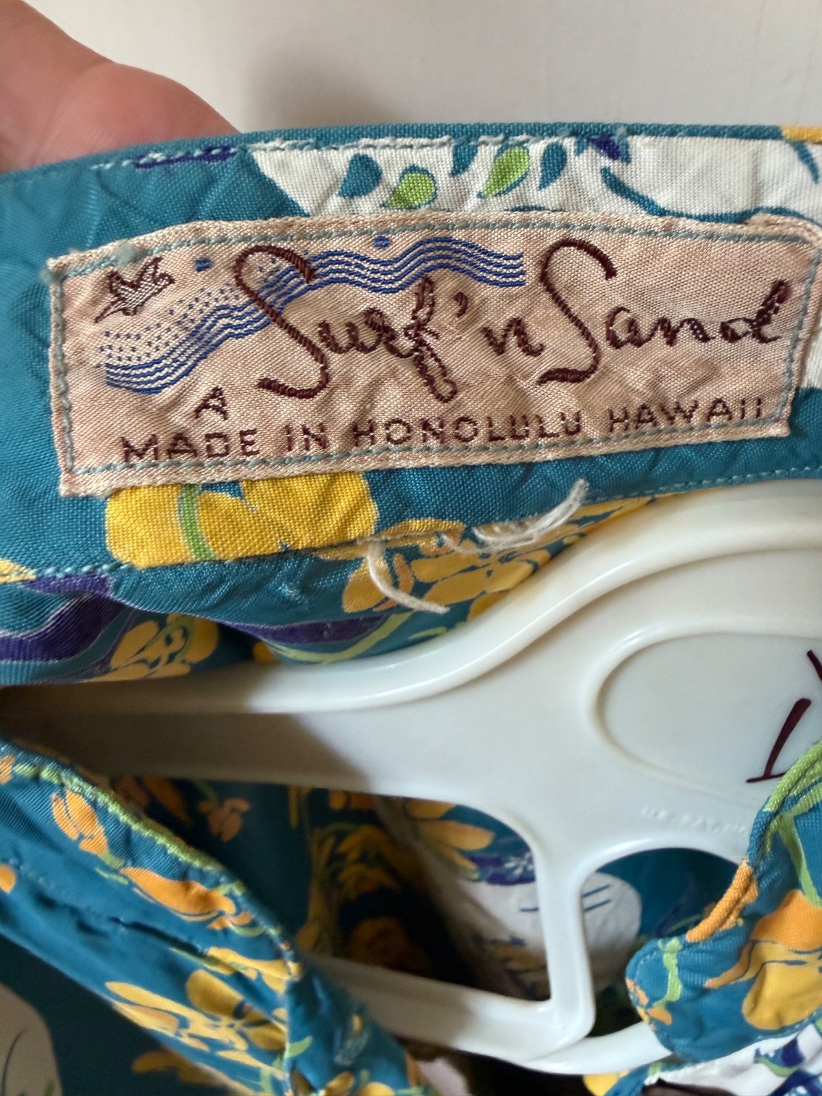 Vintage 1960s Surf ’n Sand Hawaiian Aloha Blouse Lantern Print Honolulu M/L