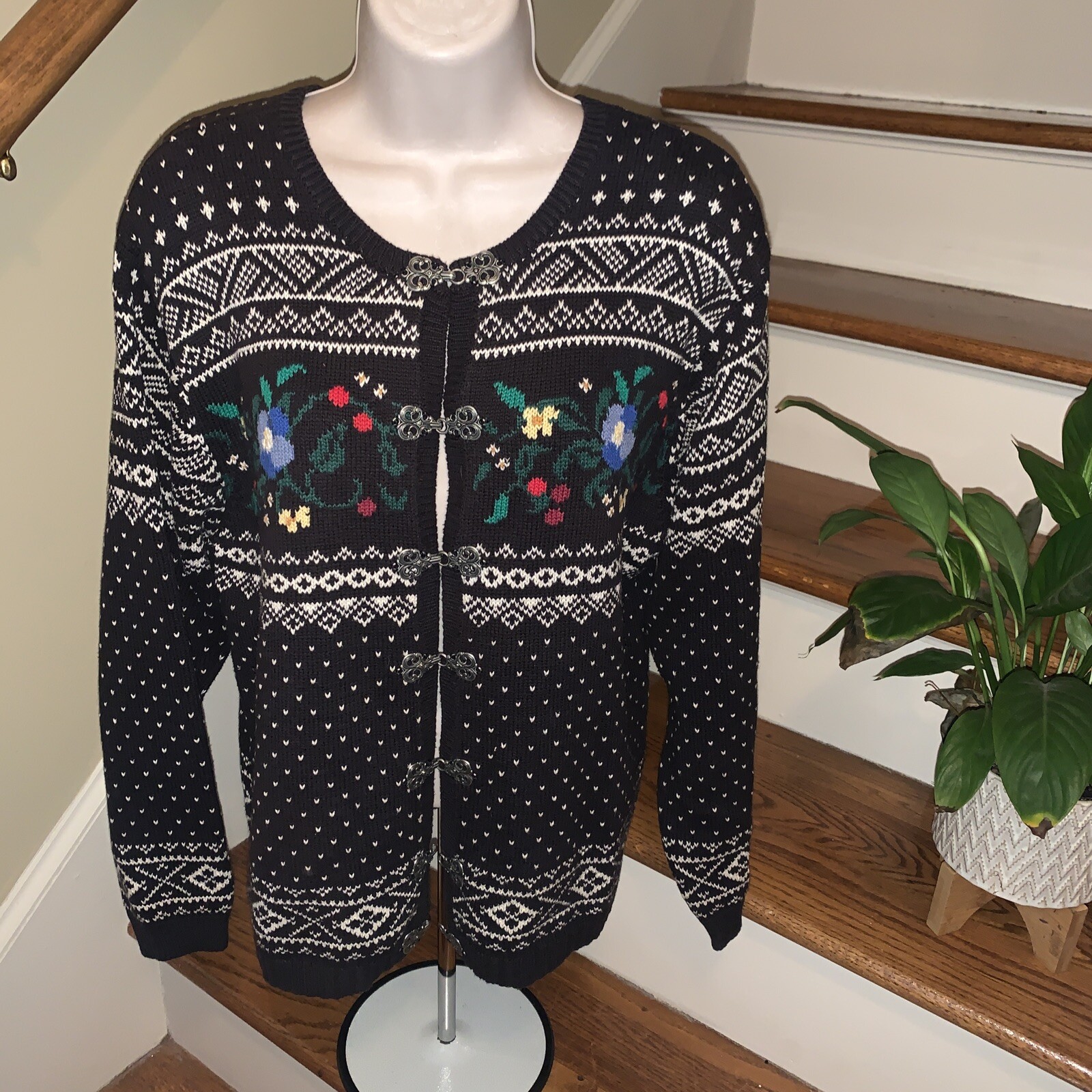 Vintage TALBOT’s Pewter Silver Latch Hook Holland Dutch Floral Sweater ❤️tb114