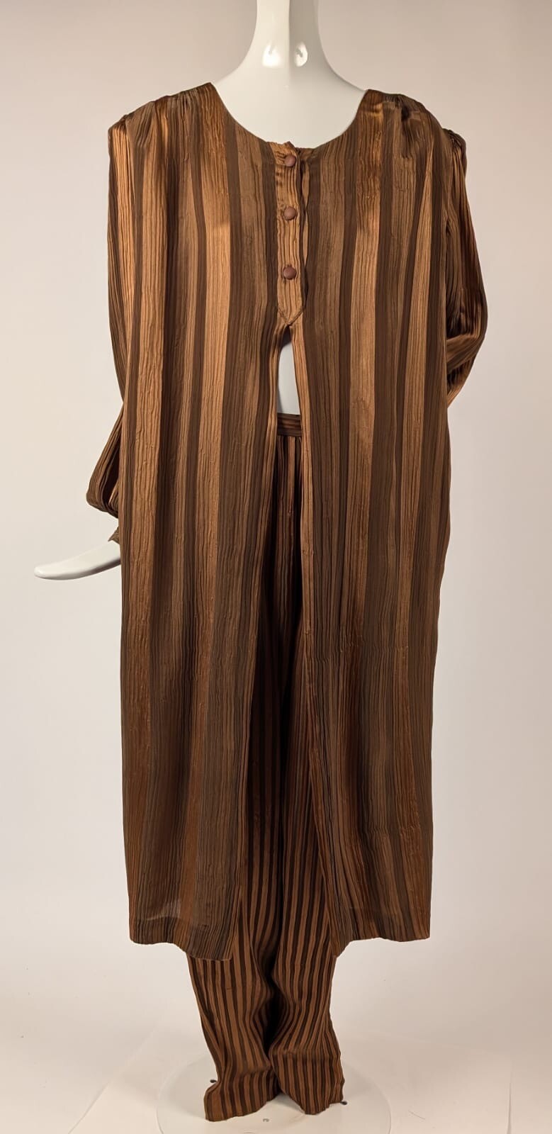LUXURY 1970’S PLEATED SILK LOUNGING SUIT W OPEN FRONT MADE IN ITALY