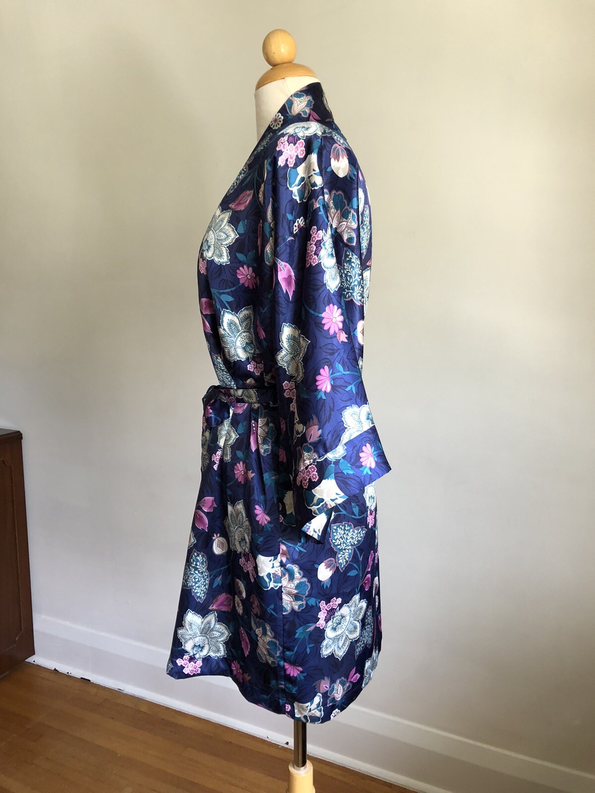 STUNNING VTG CALIFORNIA DYNASTY Blue Floral Silky Satin Robe Dressing Gown S/M