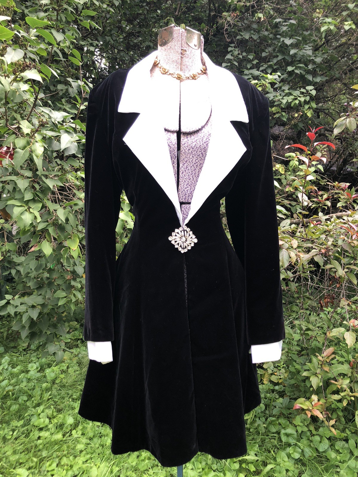 Vintage 1980’s Jessica McClintock Velvet Riding Coat Victorian Style 38” Jewels
