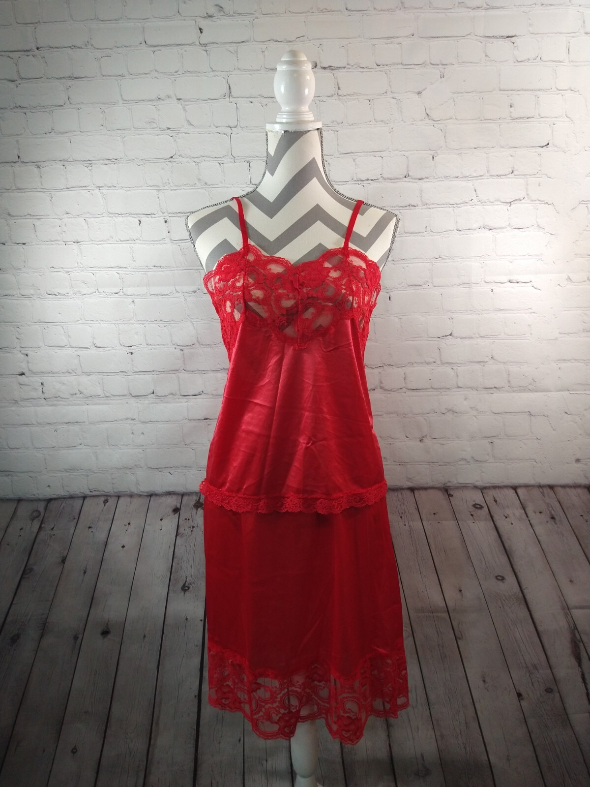 NWT women’s VINTAGE DEADSTOCK red CINE STAR half slip set & camisole – SIZE MED
