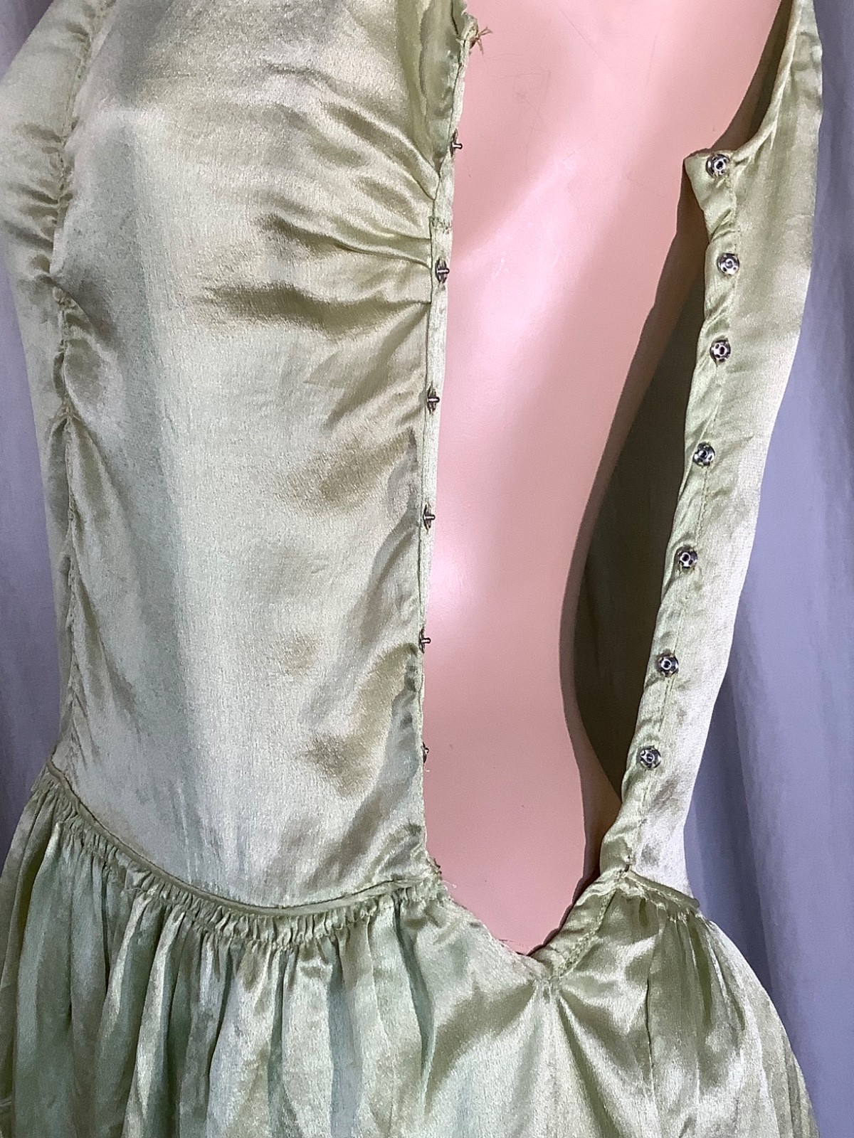 Vintage 1920s Flapper dress Green ruffled Satin silk Sleeveless XS ribbon trim
