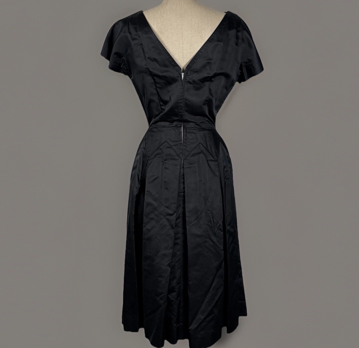 VTG 50s Dynasty Cocktail Dress Black Silk Taffeta Darts Pleated Low Back Size XS
