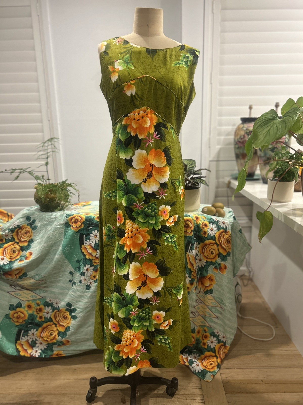 Vintage 1960/ 70s genuine Hawaiin Exotic Tropical Print Sleeveless long DressM