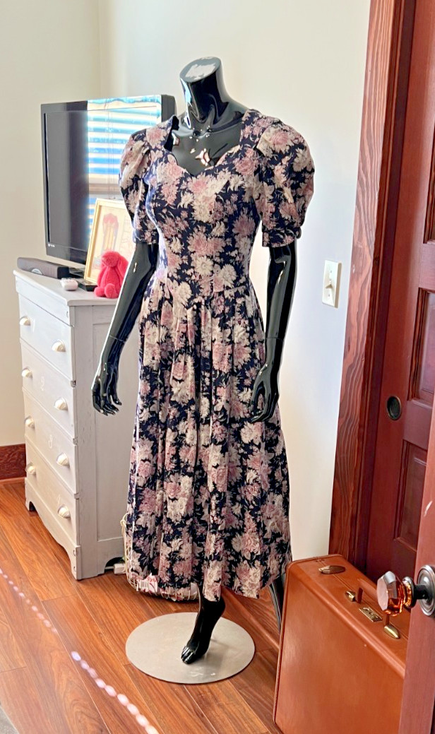 Vtg 80’s LAURA ASHLEY Floral Sweetheart Neckline Garden Tea Dress XS Navy/Pink