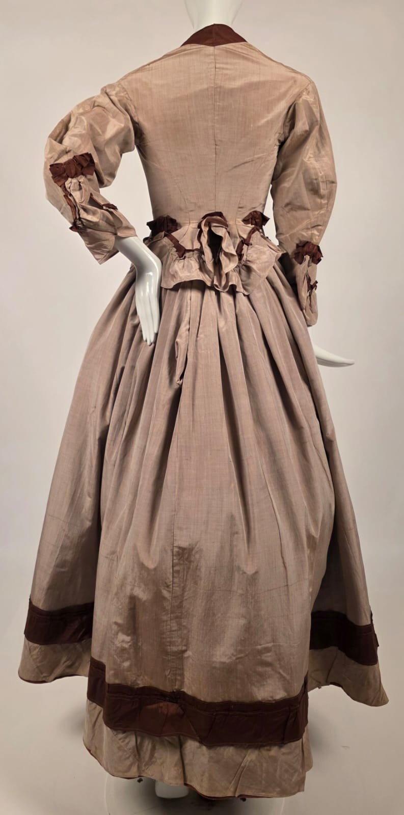 POST CIVIL WAR 1860’S GRAY BOMBAZINE + SILK DRESS W BOW TRIMMED FRONT