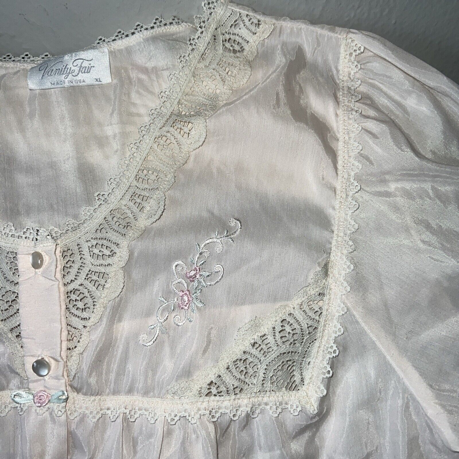 Vintage 1970s Vanity Fair Women XL Nightgown Lace Trim Floral Embroider USA Made