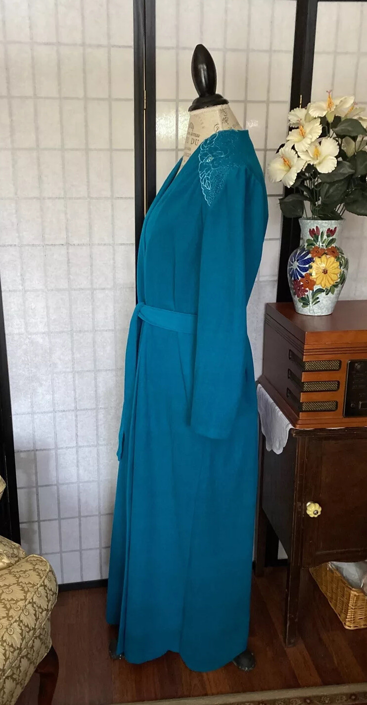 Famous Bodies VTG 60 Union Made Women’s L Appliqué Lo-nap Fleece 57” Bathrobe