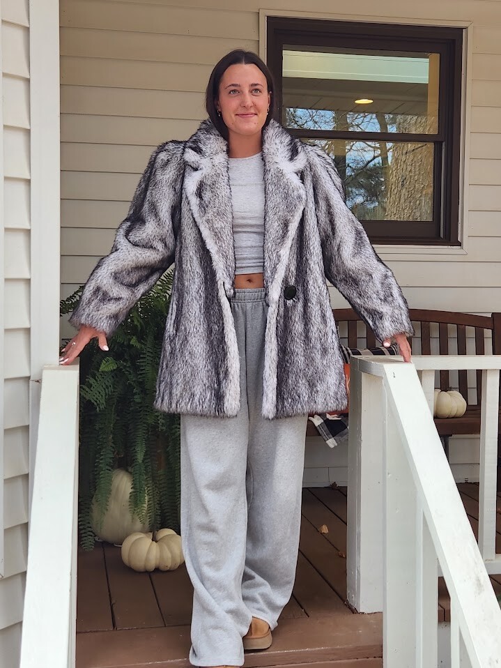 Sportowne Lush Black & Off White Faux Fur Coat Size 8 Vintage Side Pockets