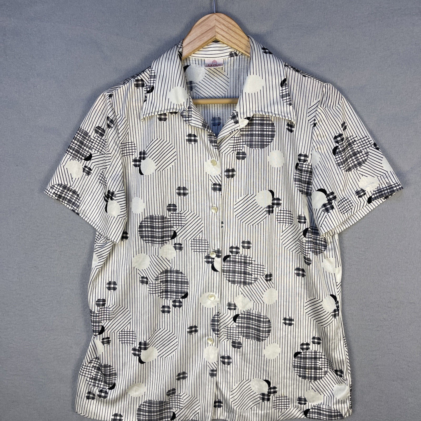 VTG 80s Button Up Top Sz M Black White Abstract Pattern Dagger Collar Silky