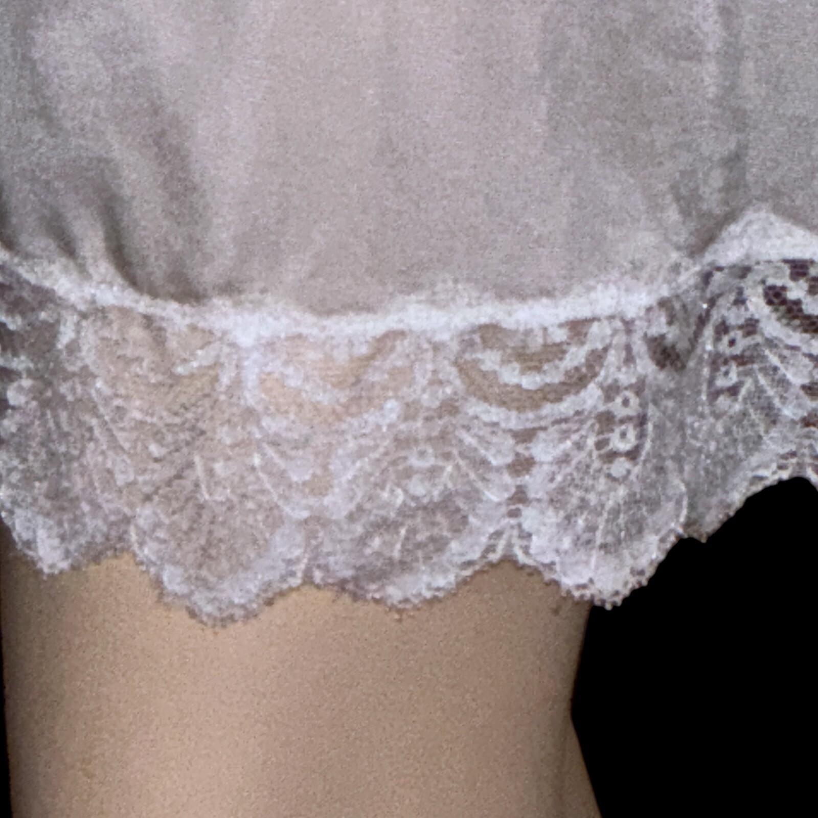 Vintage VANITY FAIR Ivory Lacy Nylon Full Slip Sz 34