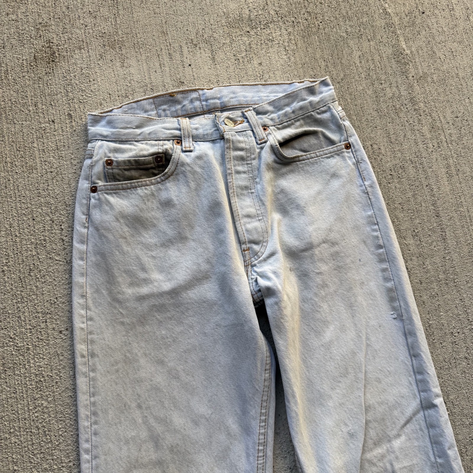 1980s/90s Distressed Light Wash Levi’s 501s Made in USA Jeans 26×29