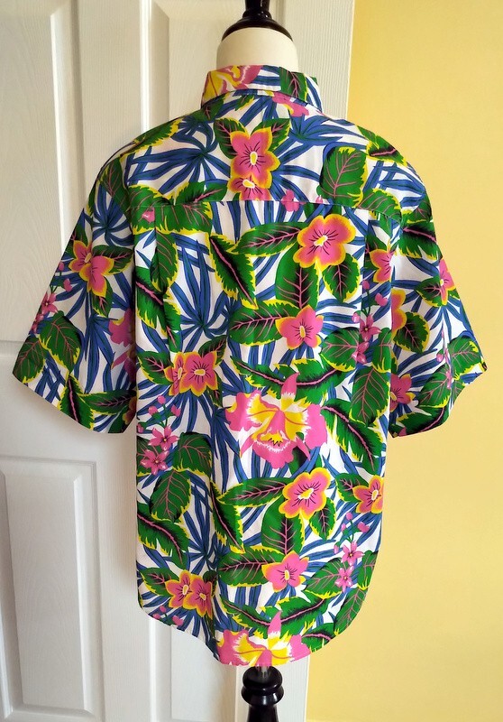 Vintage CARRIAGE COURT SPORT Women’s Tropical Floral Cotton Hawaiian Shirt (L)