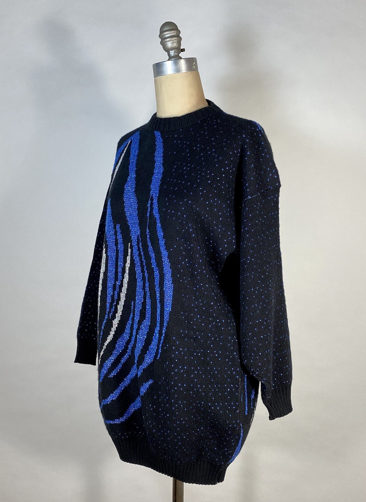 Vintage 1980’s to 1990’s subtle sparkle Blk, blue & silver metallic sweater L/XL