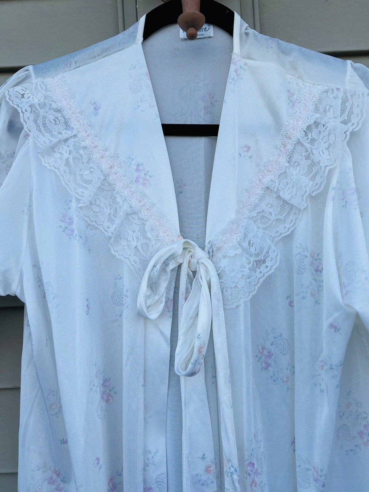 SOFT MOMENTS New York medium robe vintage LONG WHITE NYLON TIES AT NECK LACE