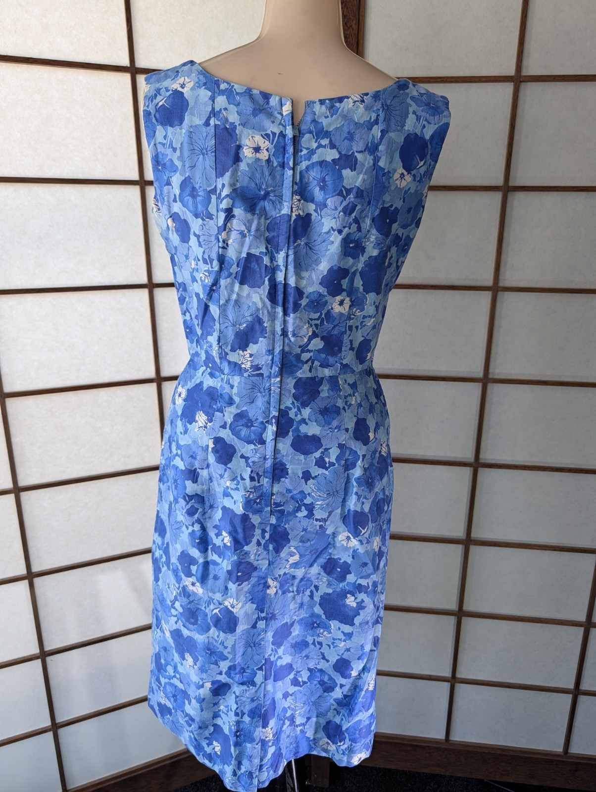 Vintage 60s Blue White Floral Wiggle Sheath Dress Sleeveless Knee Length Sz S/M