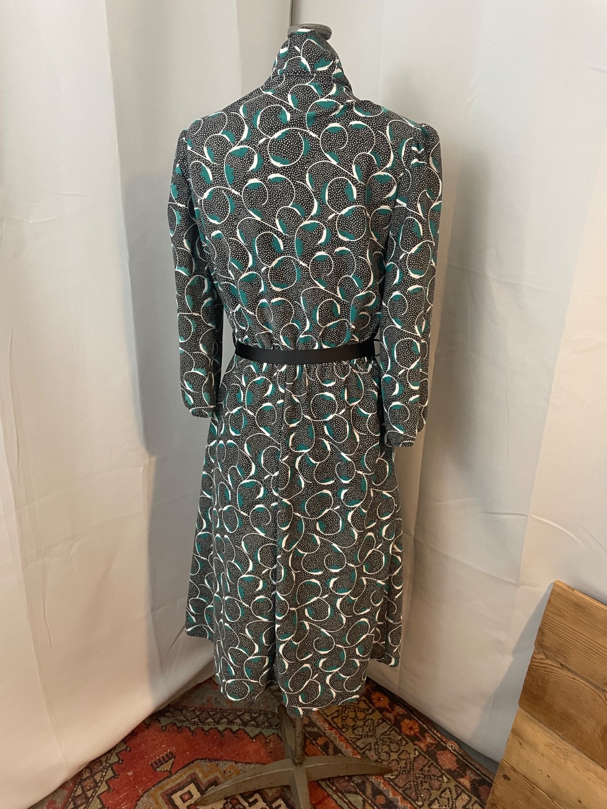 Graphic Dress Pussy Bow Black White Green Ribbons 1970s Vintage Earth Angel M