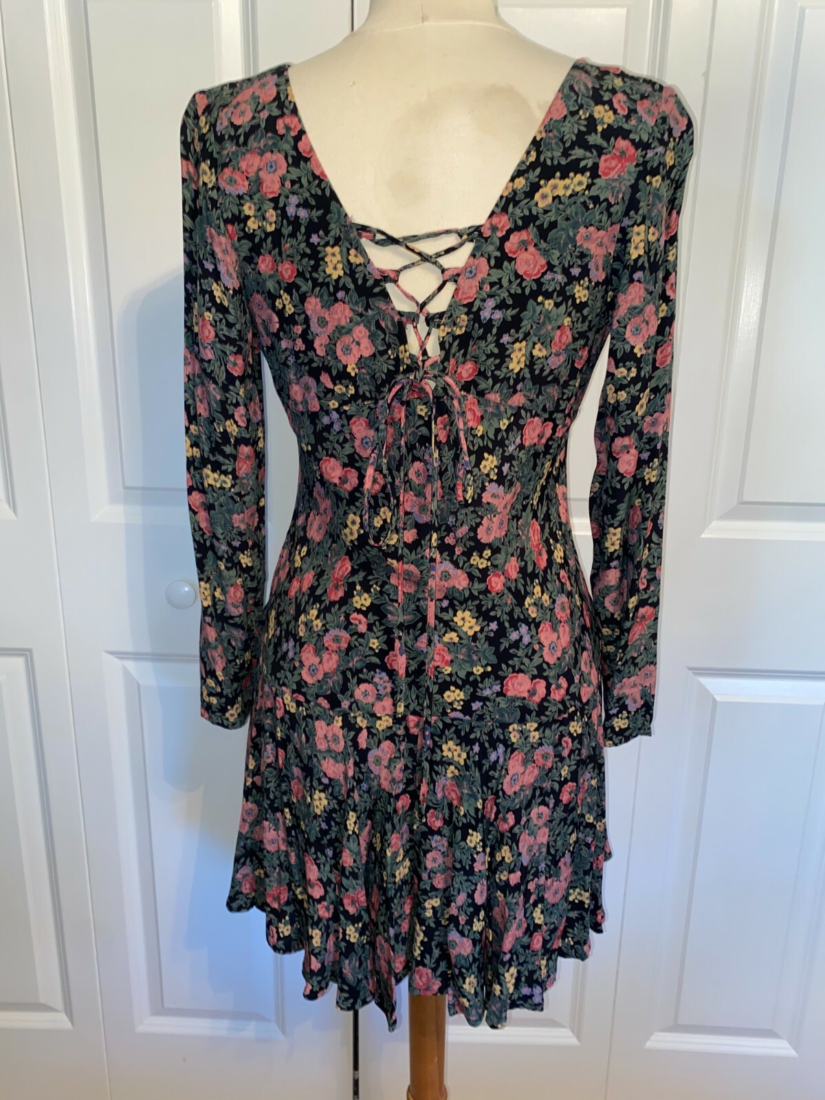 Mica vtg 1990s V-neck V-back short flirty fitted dress black pink flowers Sz M 8