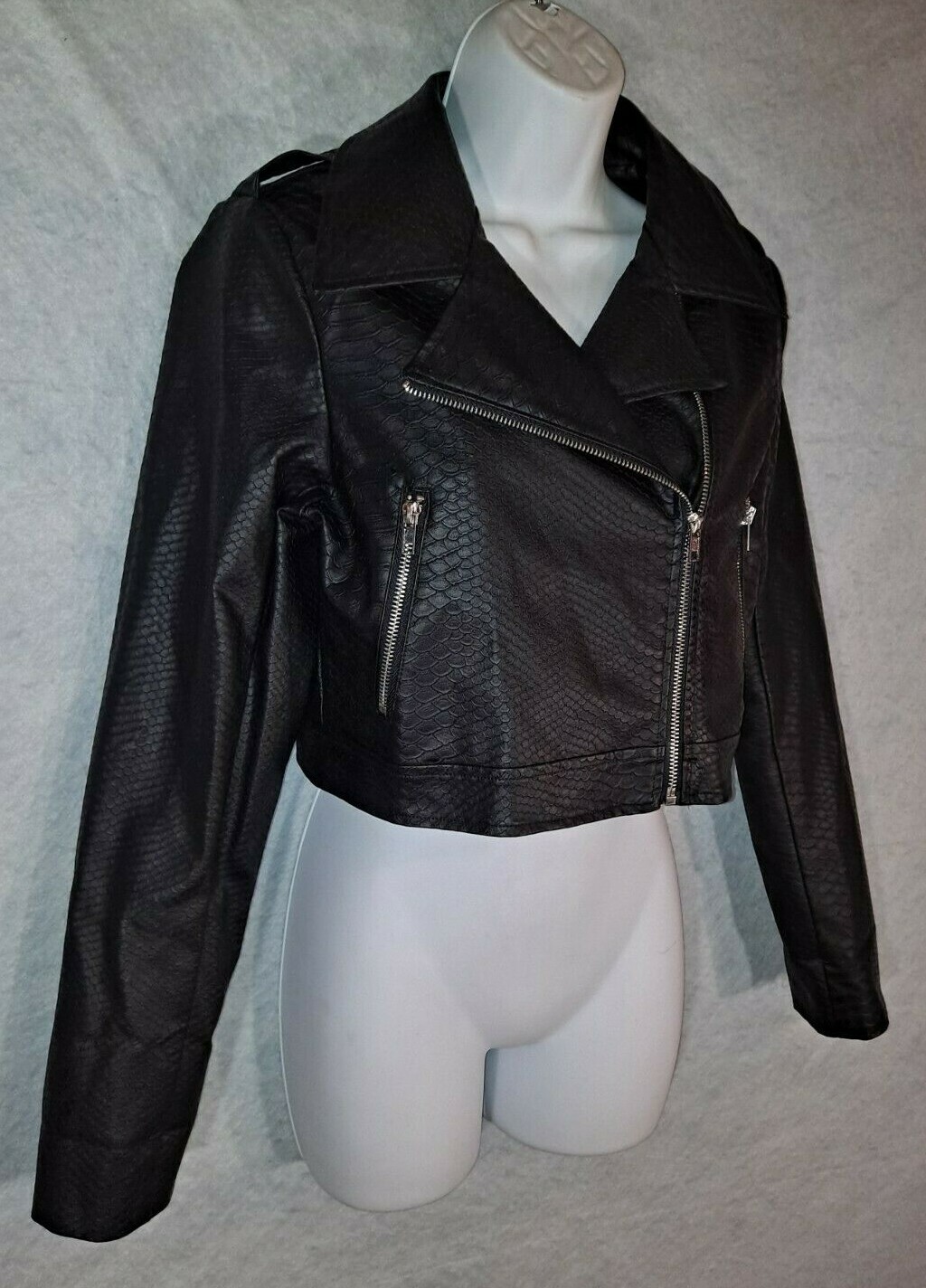 Black Cropped Biker Girl Jacket Ladies Small Polyester „Looks Like Real Leather”