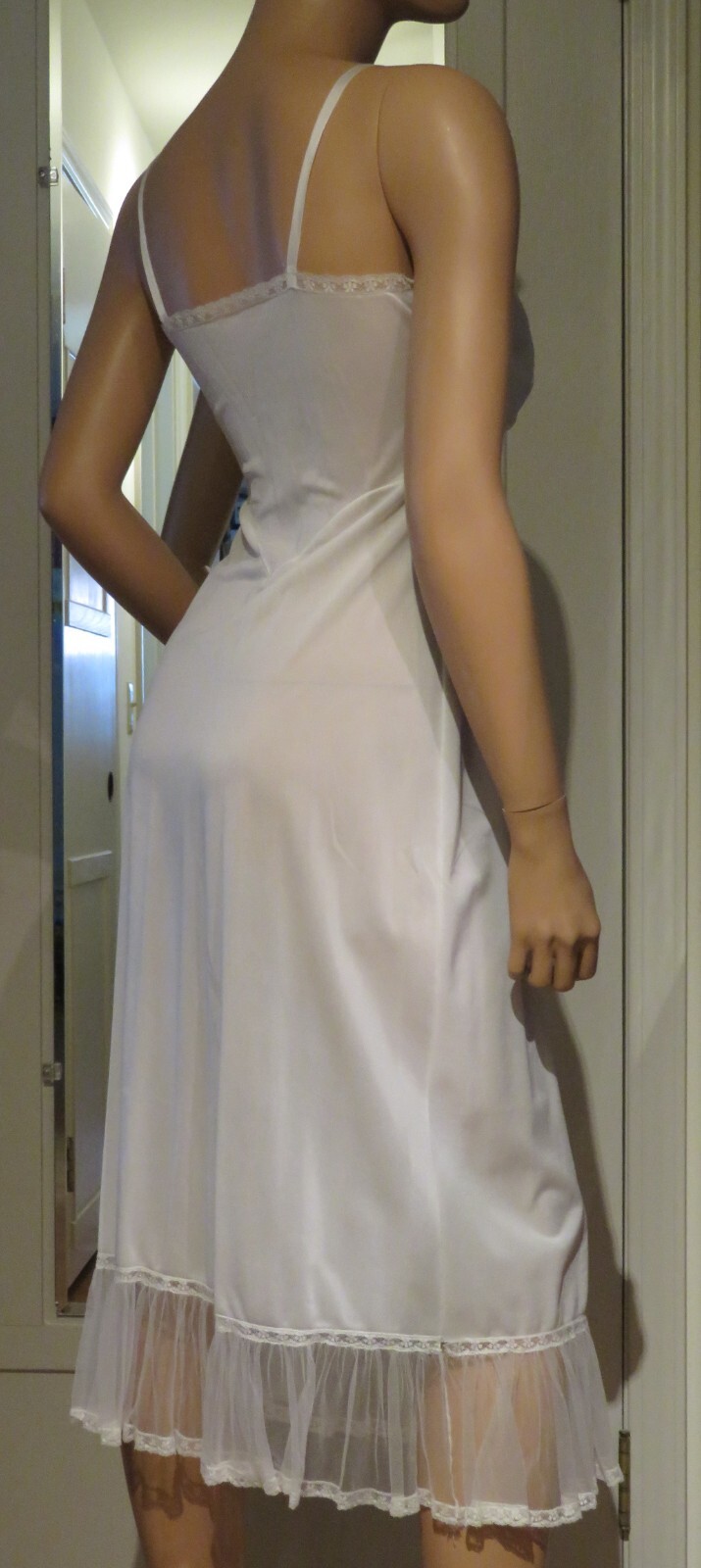 Full-Slip Luxite 39″ Long Nylon Size 34 EUC Tulle Ruffled Hem