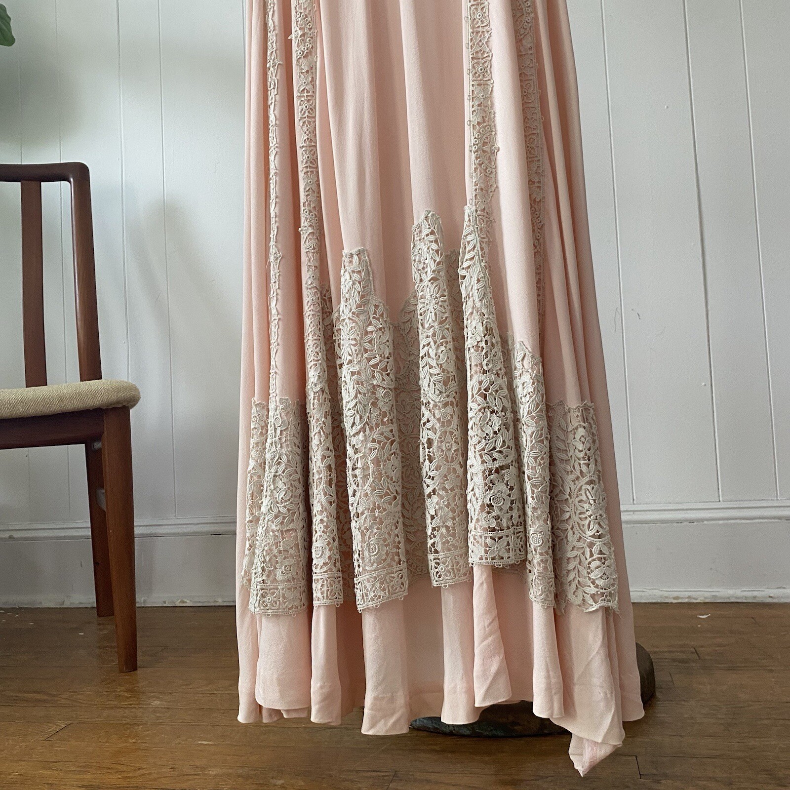 Stunning 1940s Pink Crepe/Crocheted Lace Gown Wide Sweep Skirt XS S