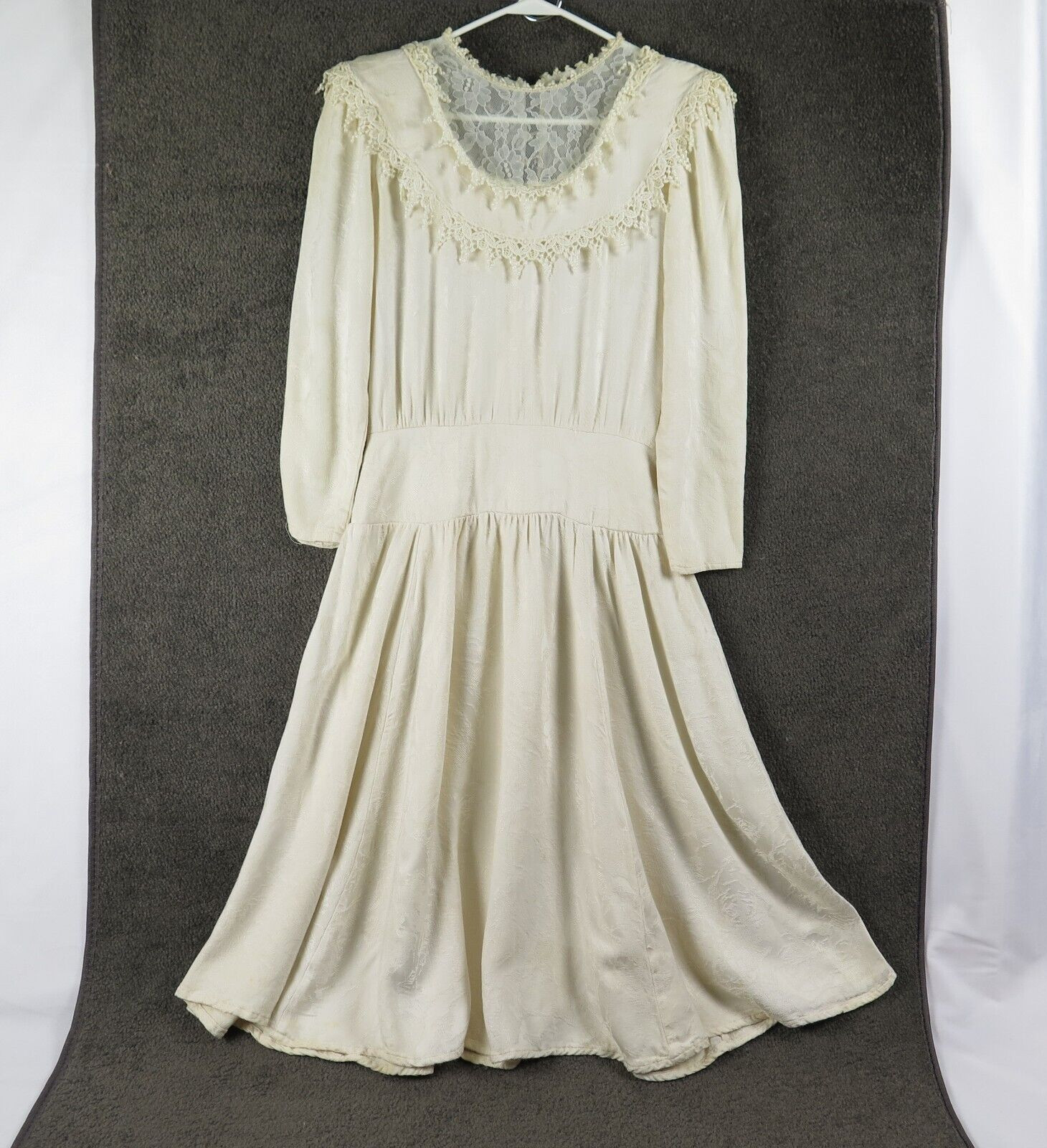 Vtg Cream Lace Dress Women’s size 5/6 Unbranded 80’s Soft Fabric Padded Shoulder