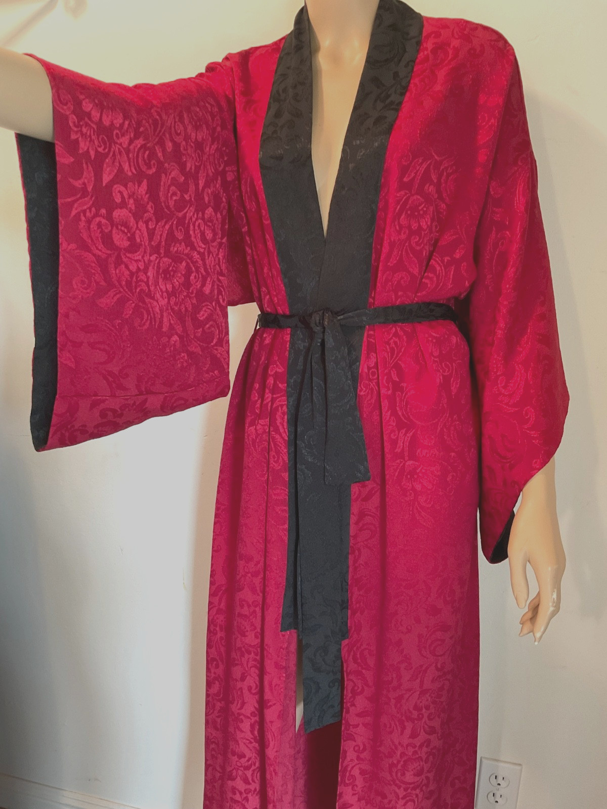 Vintage Kimono Dressing Gown Robe Red Damask Paisley, print Black Trim Sz M/L