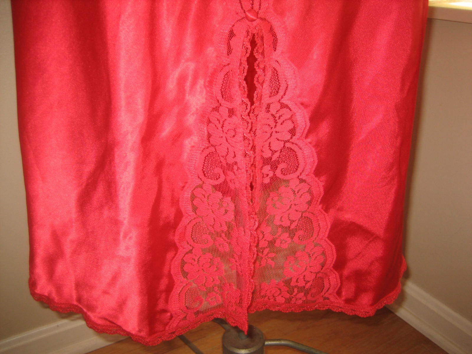 MAIDENFORM CHANTILLY Red Polyester Half Slip, Front or Back Lace Slit – Size S