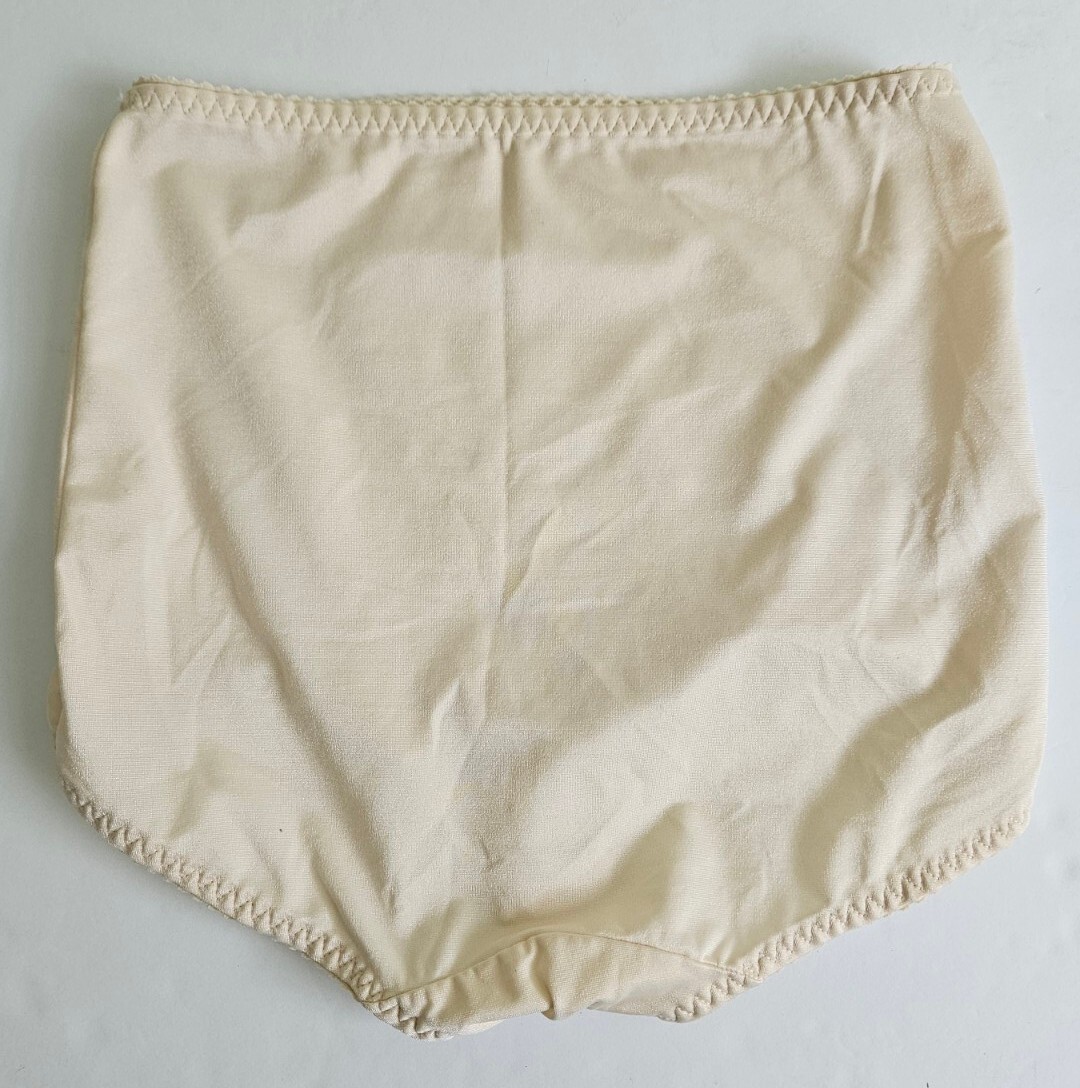 Bali Something Else Light Control Stretch Satin Panties Large 8500 Shiny Cream