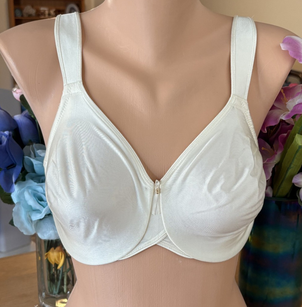 Wacoal 32DD Ivory Satin Body Suede Full Figure Underwire Bra #85185 NWOT NEW