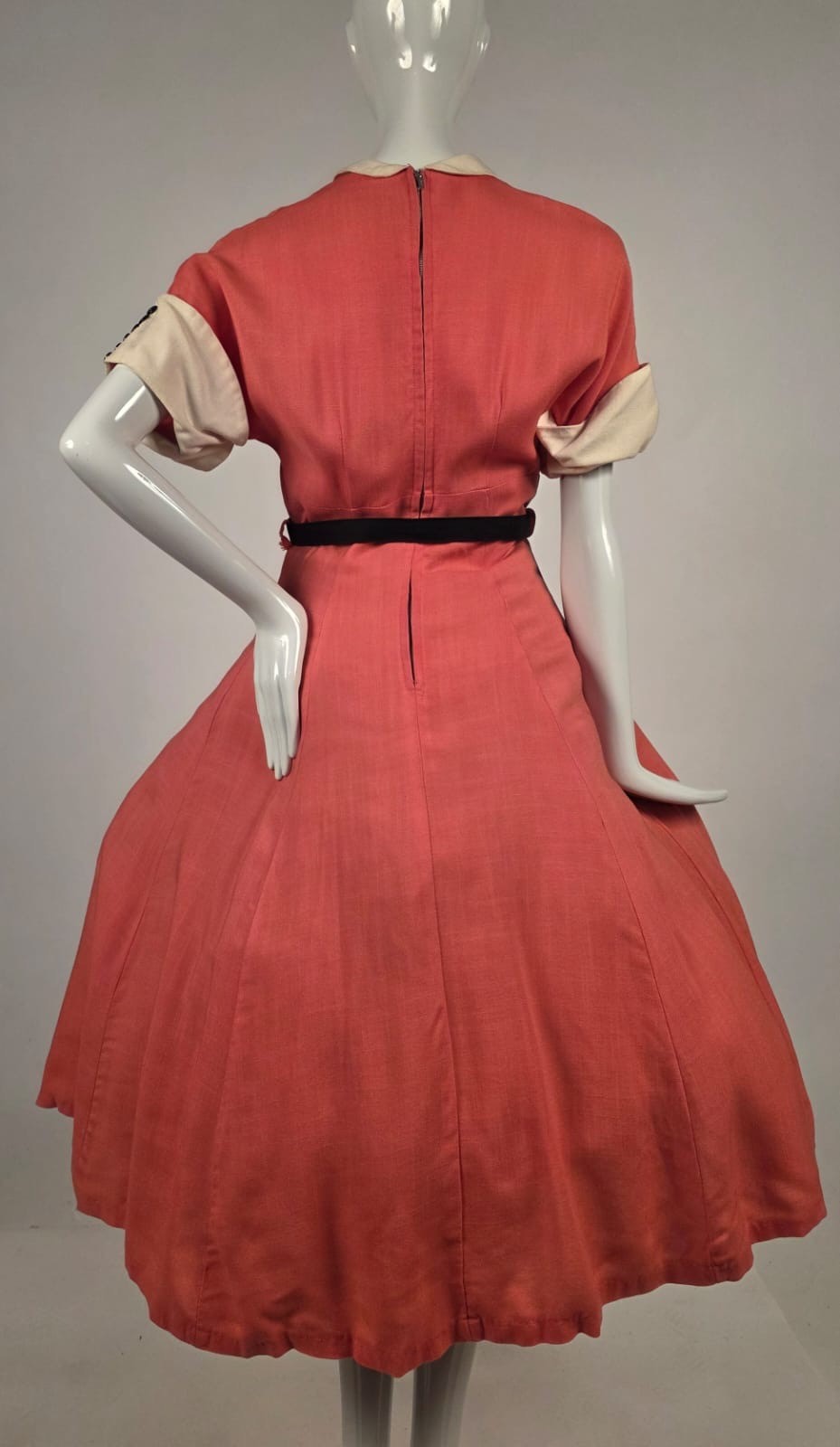 CLASSIC VINTAGE 1950’S PINK DRESS W WHITE COLLAR + CUFFS W BUTTON TRIMS
