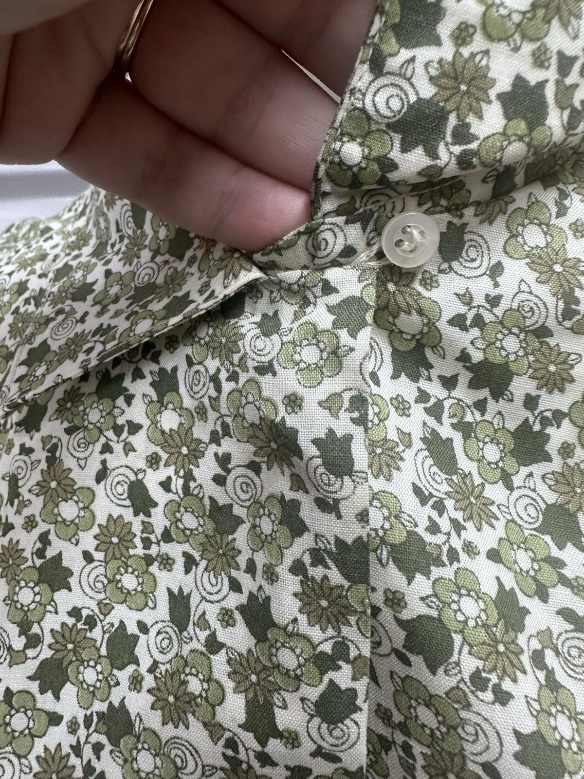 1960s Loop Collar Cotton Floral Green White Blouse Cuff Sleeve M/L Flawed