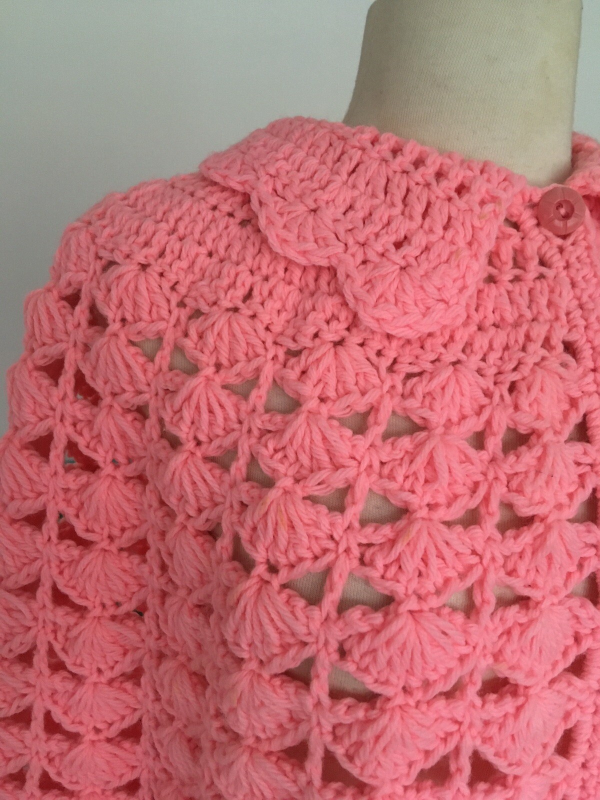 VTG FRINGE Coral PINK Scalloped Button Front CAPE Shawl HAND CROCHET Hippie BOHO