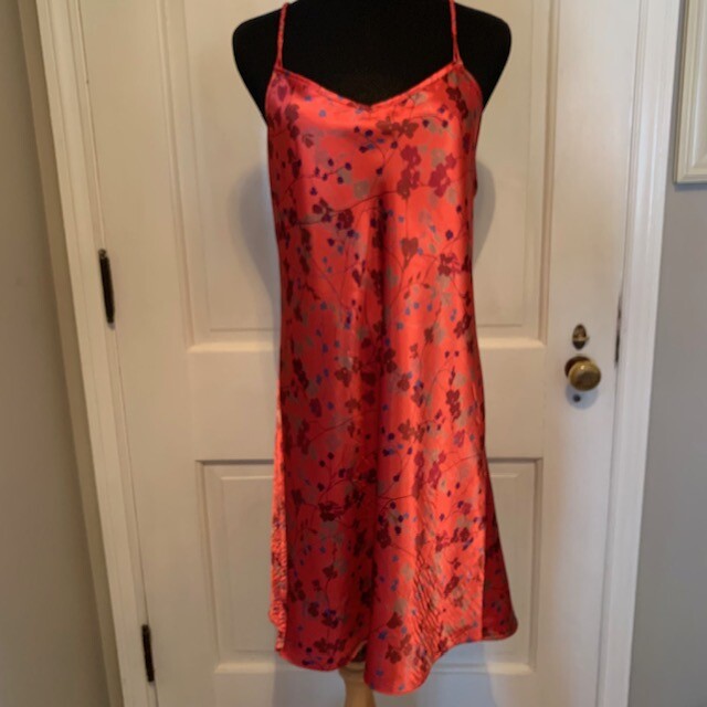 Beautiful Warner’s Sleepwear Rose Colored Flowered Print Chemise. Size Large