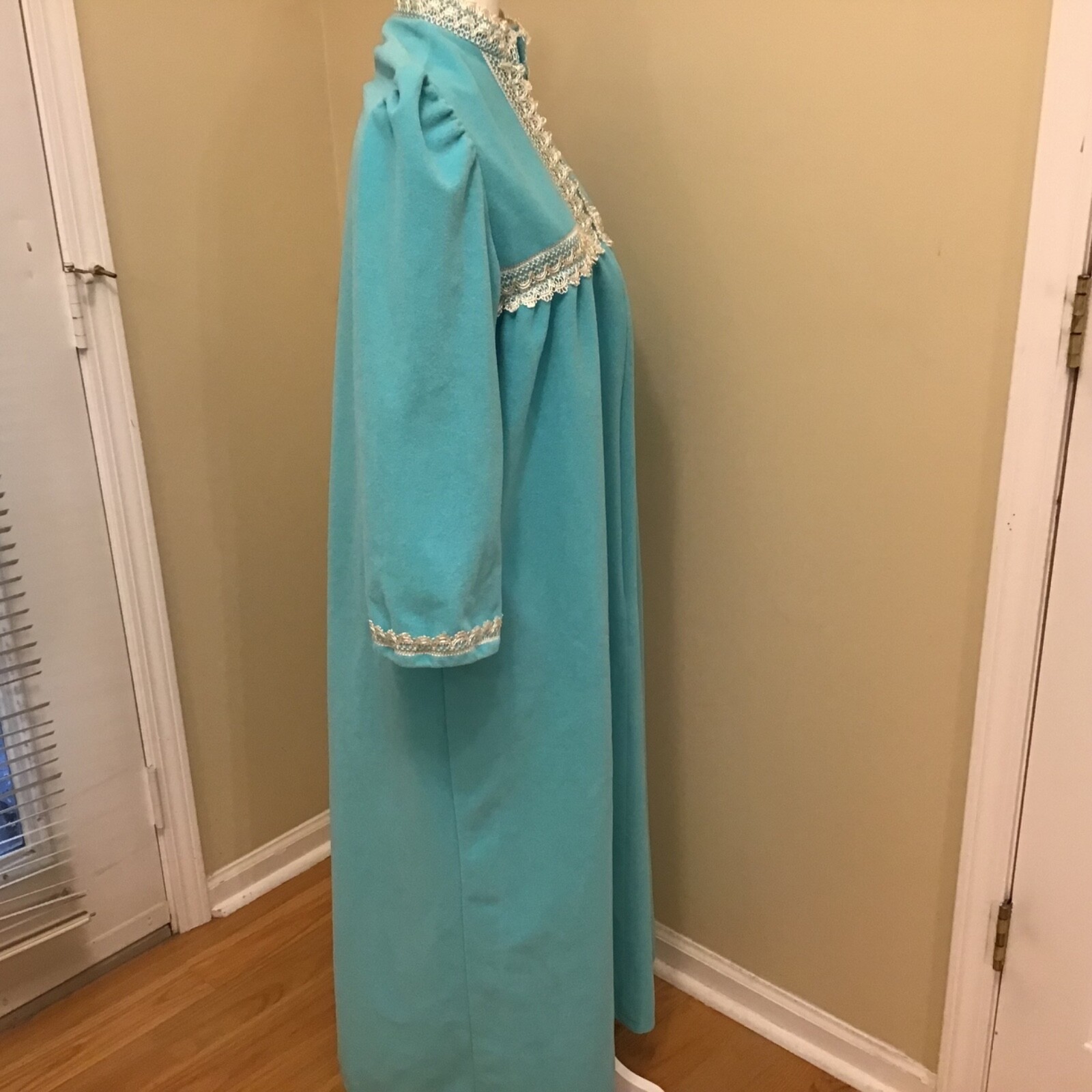 VTG Blue Robe Lace Stand Up Collar Puff Sleeves Pockets Grannycore Small USA
