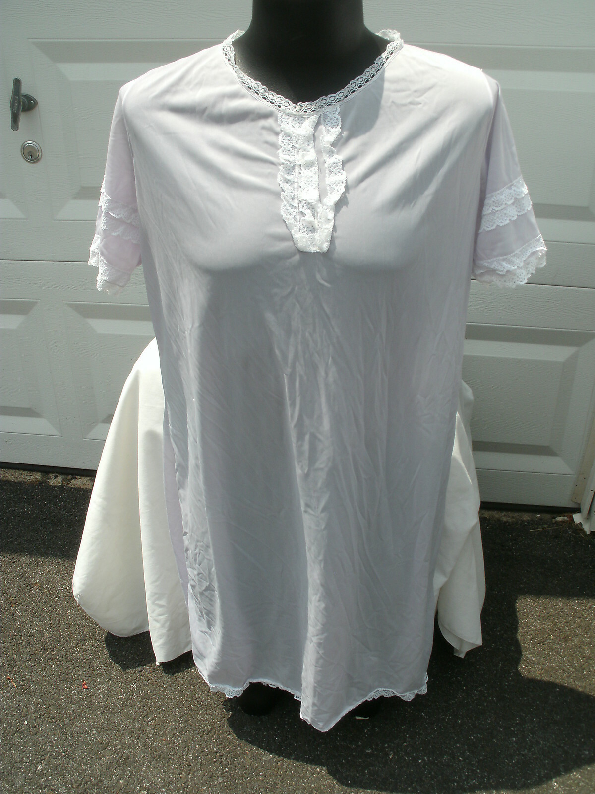 Ladies Nightgown–1960’s Pale Lavender w Lace Trim–Short Sleeve- Nylon–Unworn