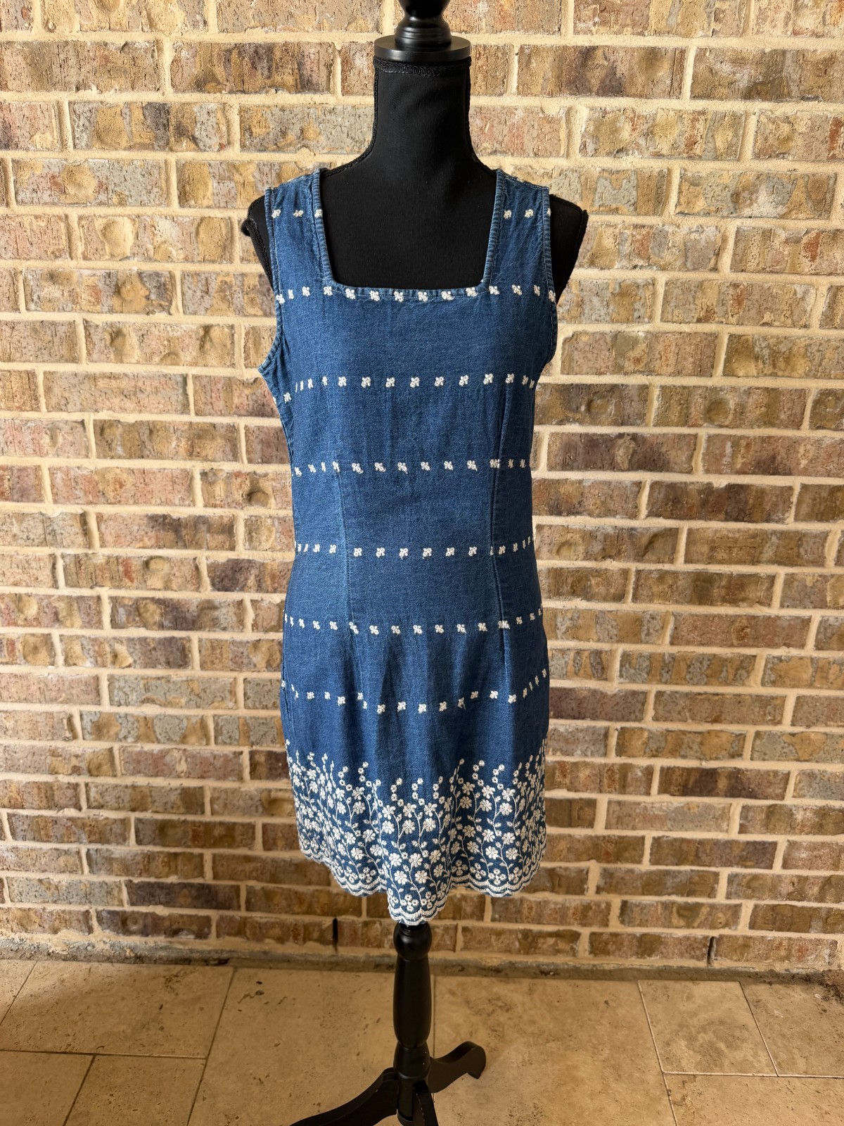 Ultra Pink denim embroidered 90’s Y2K sleeveless floral dress size 7 casual