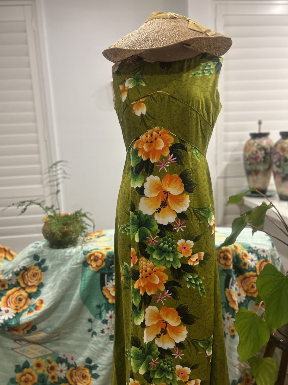 Vintage 1960/ 70s genuine Hawaiin Exotic Tropical Print Sleeveless long DressM