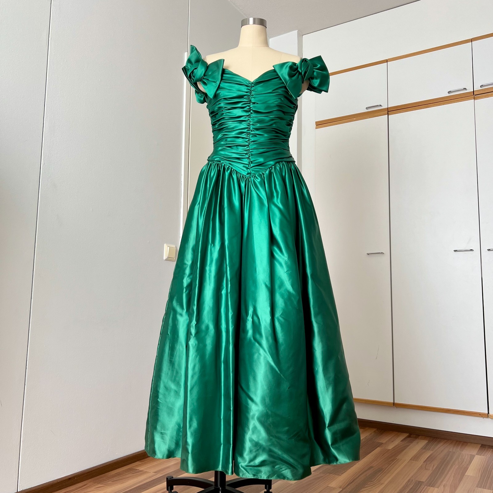 1980s JOHN CHARLES Green Off Shoulder Prom Gown Romantic Party Evening Dress