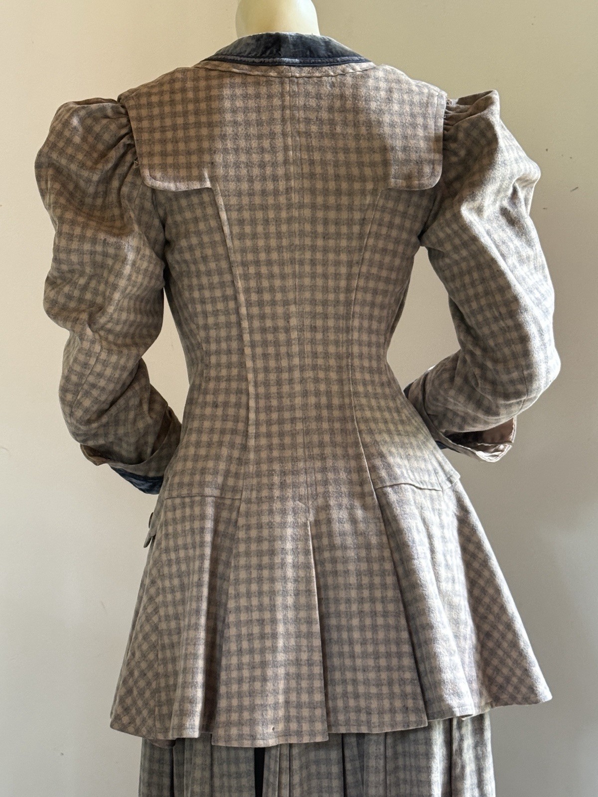 ANTIQUE LATE VICTORIAN LADIES WOOL FLANNEL WALKING SUIT LONG JACKET RARE PERIOD