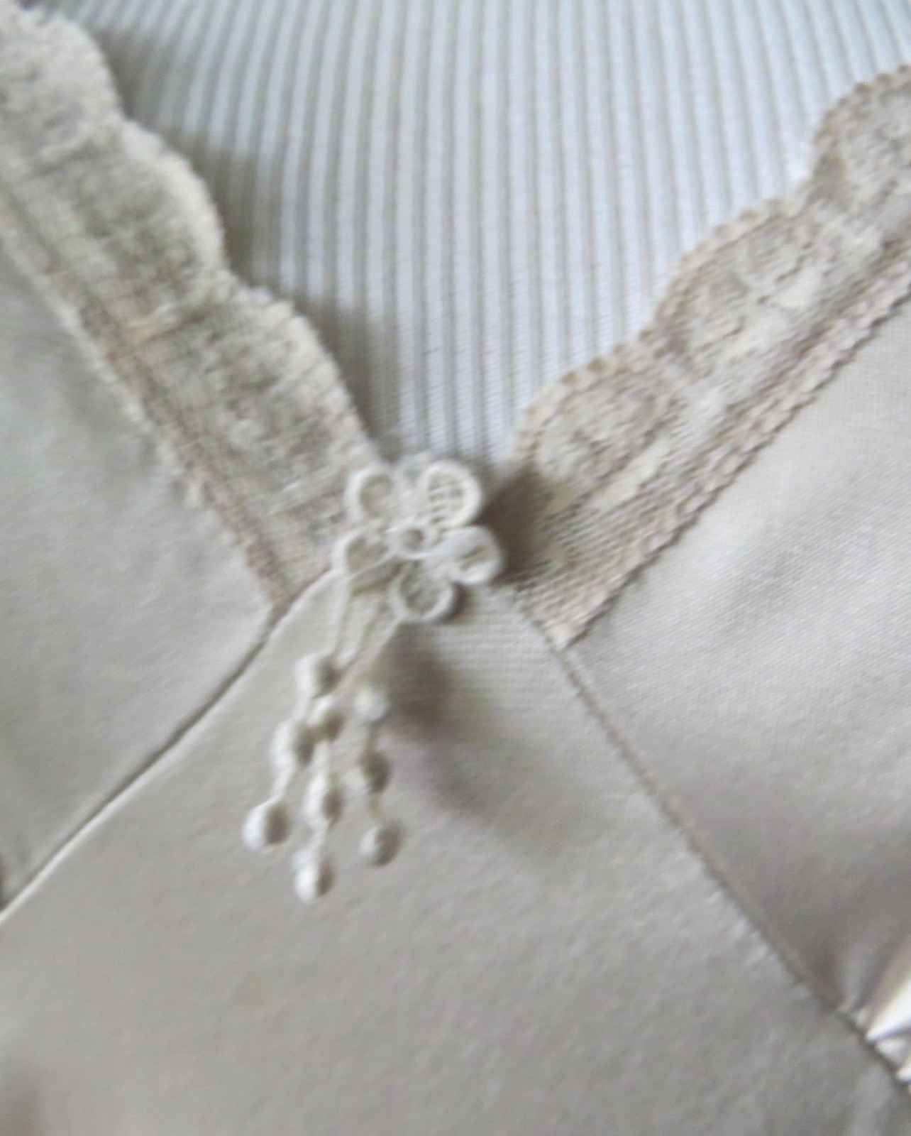 Vintage Full Slip DRESS Nylon silky Lace Ladies Lingerie 34 silvery light Beige