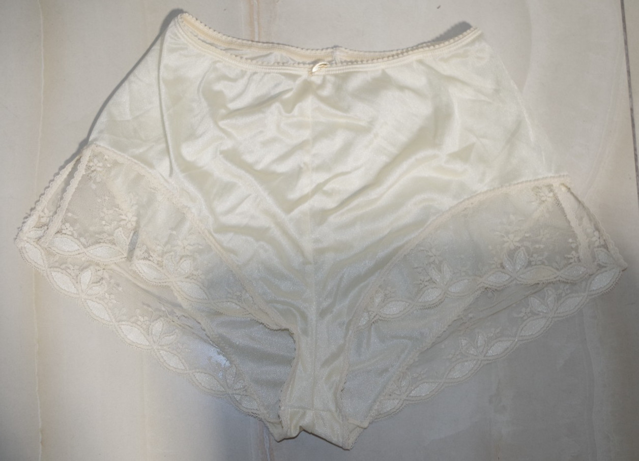 C18 NEW Grisina France VINTAGE ECRU NYLON & LACE 38 PANTIES