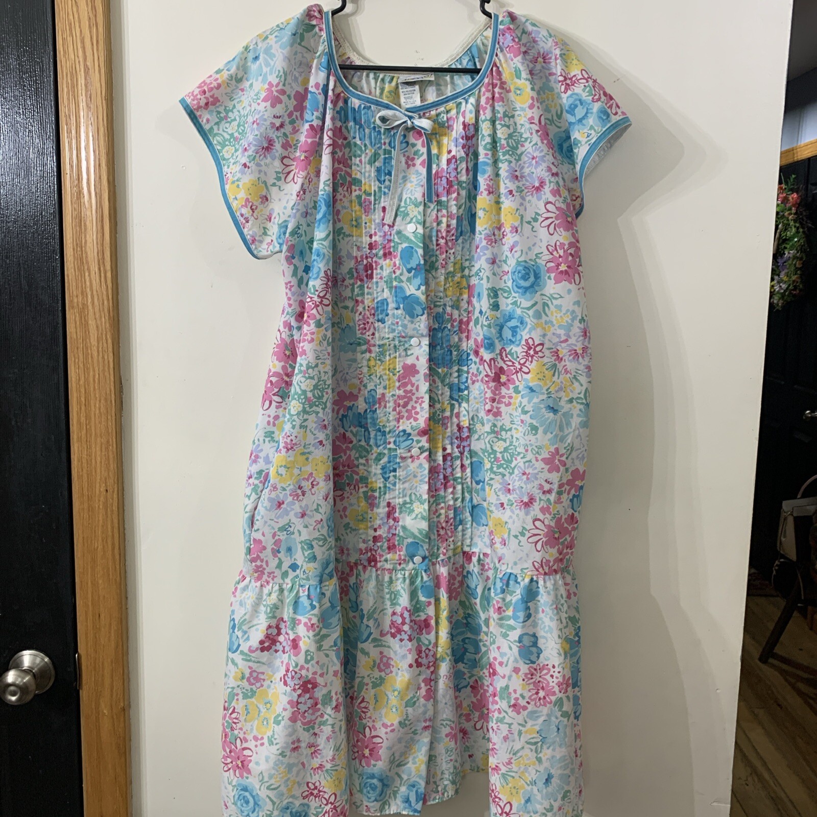 VTG Women Sz M House Coat Robe Pastel Floral Ruffle Pockets Snap Close Cottage