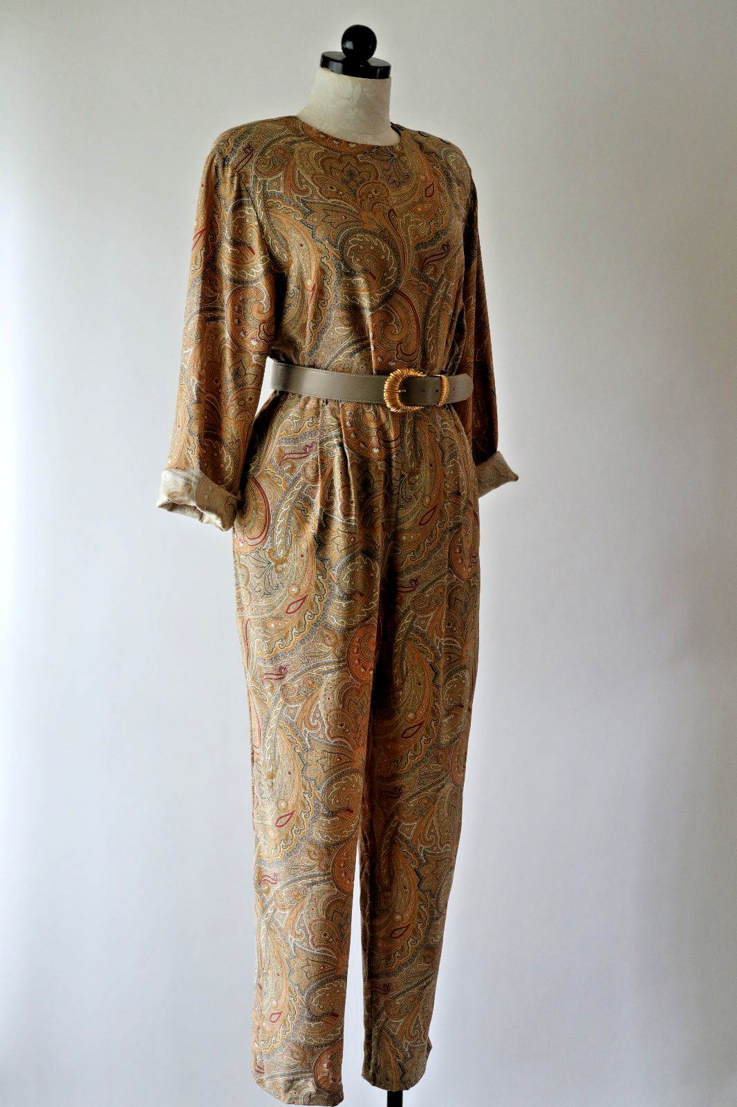 1990s Vintage Tan Beige Paisley Silk Minimalist Top Pants Two Piece Set Suit S M
