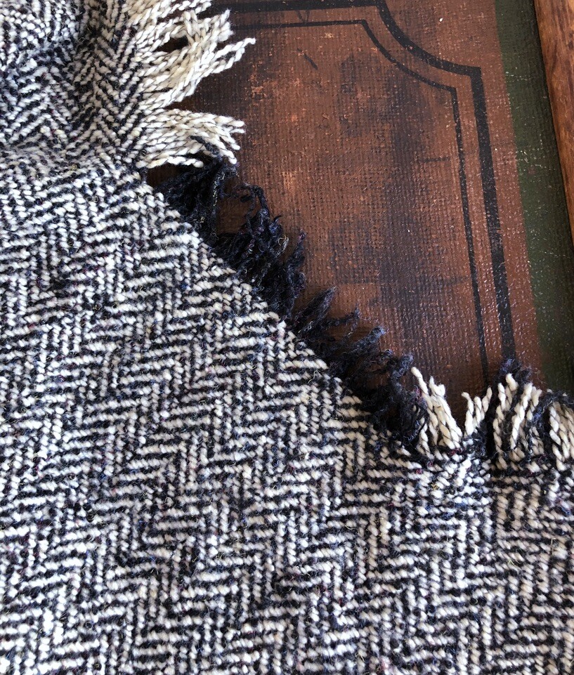 VTG WOOL WOVEN HOUNDSTOOTH IVORY CHARCOAL GRAY-BLACK PONCHO CAPE FRINGED EUC