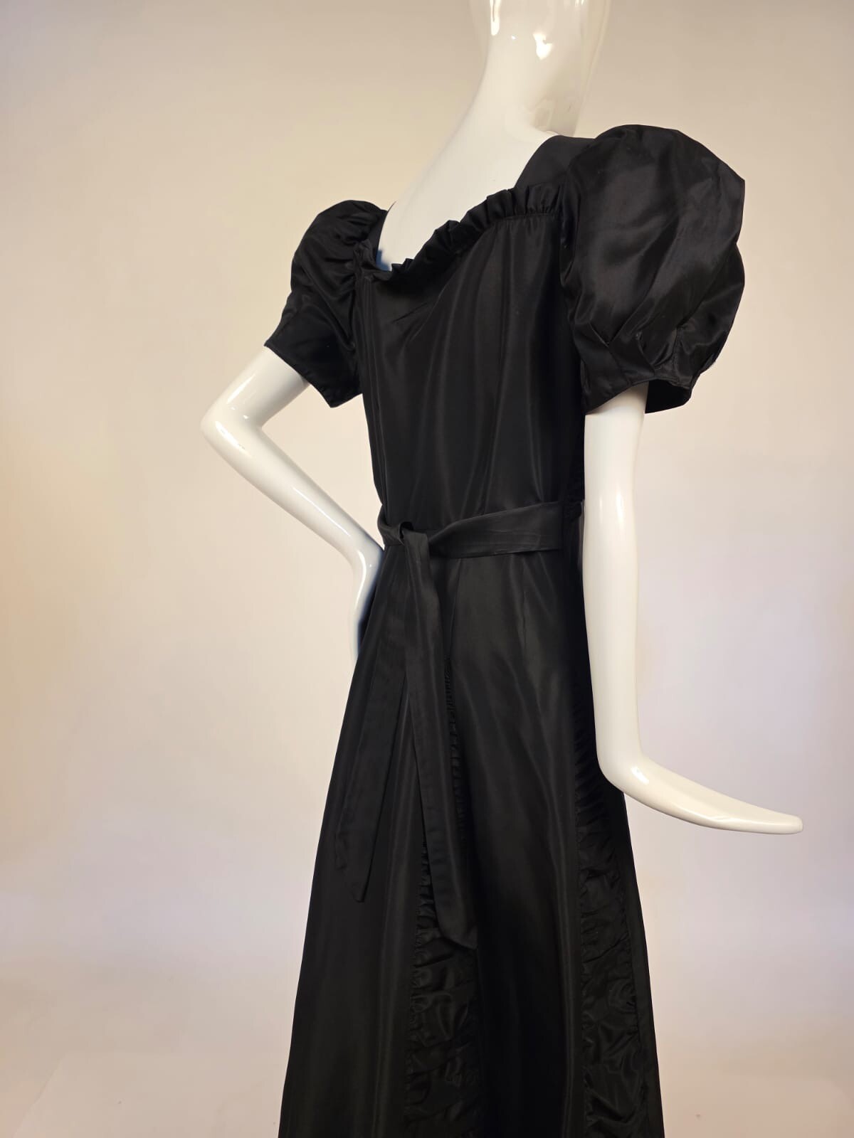 1930’S CRISP JET BLACK TAFFETA PUFF SLEEVE DRESS W RUCHED SKIRTING