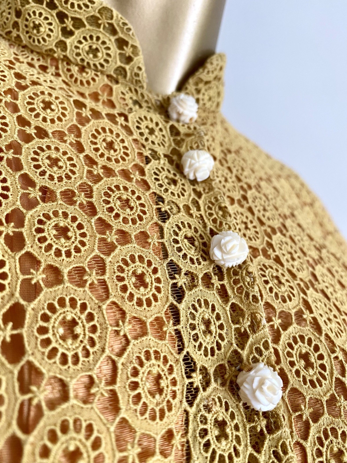 Vintage 50s 60s Gold Lace Manila Cheongsam Dress Carved Bodhi Rose Buttons XS/ S