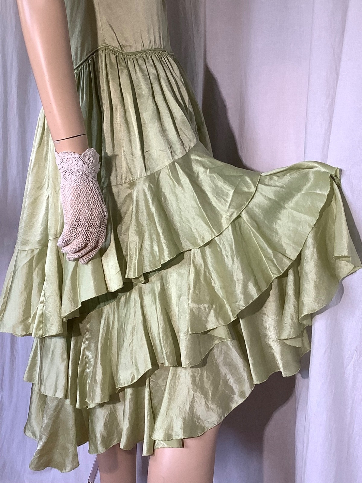 Vintage 1920s Flapper dress Green ruffled Satin silk Sleeveless XS ribbon trim