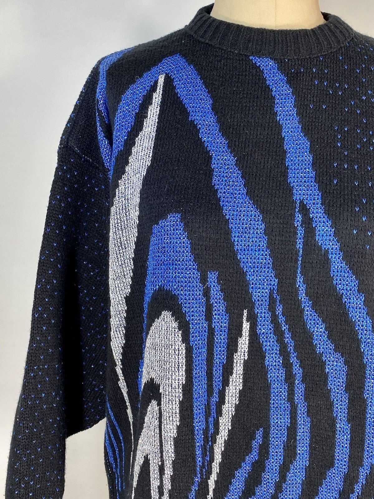 Vintage 1980’s to 1990’s subtle sparkle Blk, blue & silver metallic sweater L/XL